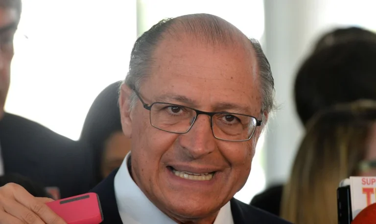 Factoide do clã Bolsonaro é tática para desviar foco do caso Master, diz Alckmin