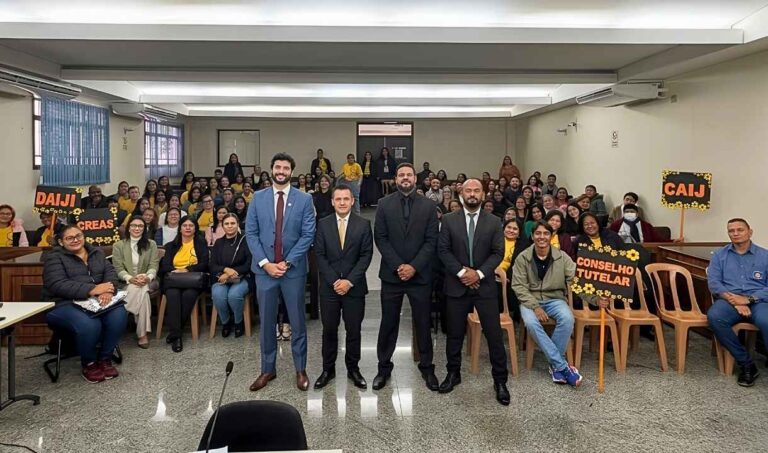 Polícia Civil debate crimes virtuais contra crianças durante palestra em Corumbá
