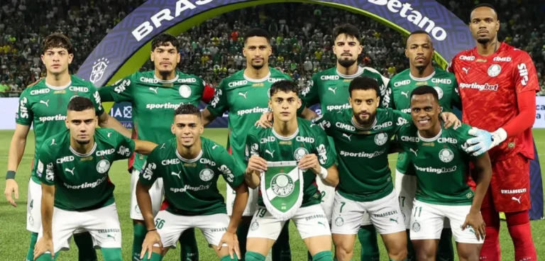 Jogadores do Palmeiras entrando em campo à noite no estádio antes de partida importante