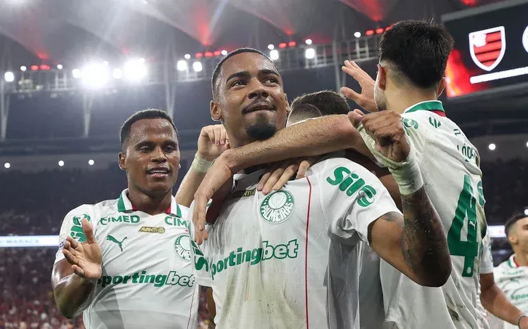 Palmeiras vence o Flamengo por 3 a 0 e amplia vantagem para sete pontos no Brasileirão