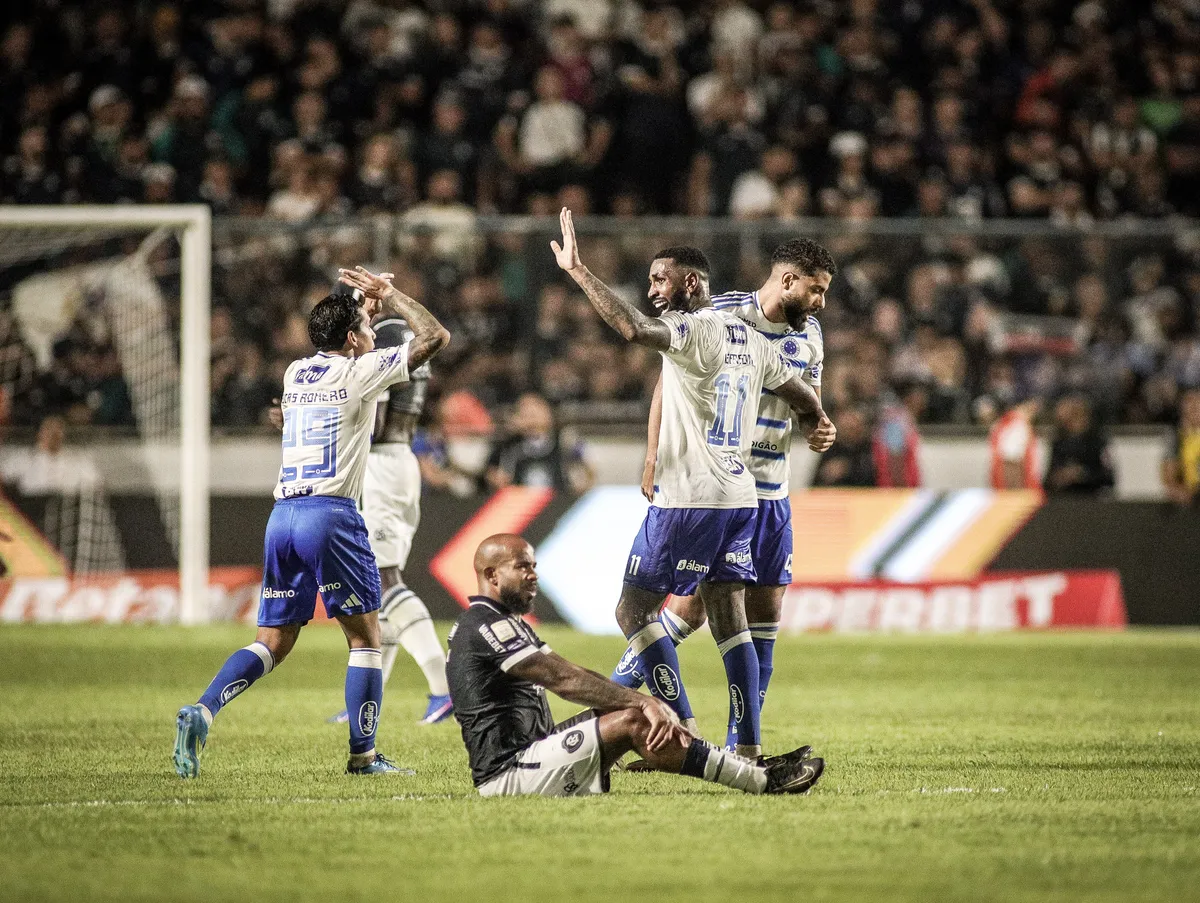 Jogador do Remo em ação contra o Palmeiras em partida do Brasileirão