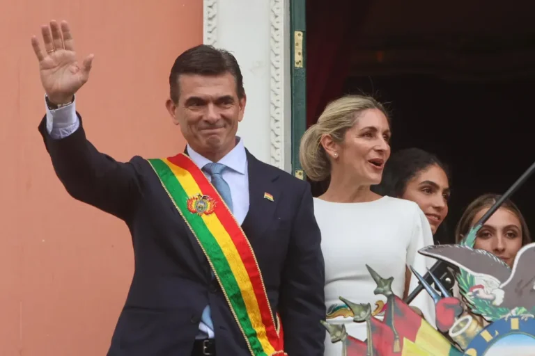 Presidente boliviano anuncia redução salarial em cerimônia em Sucre com ministros e bandeiras ao fundo