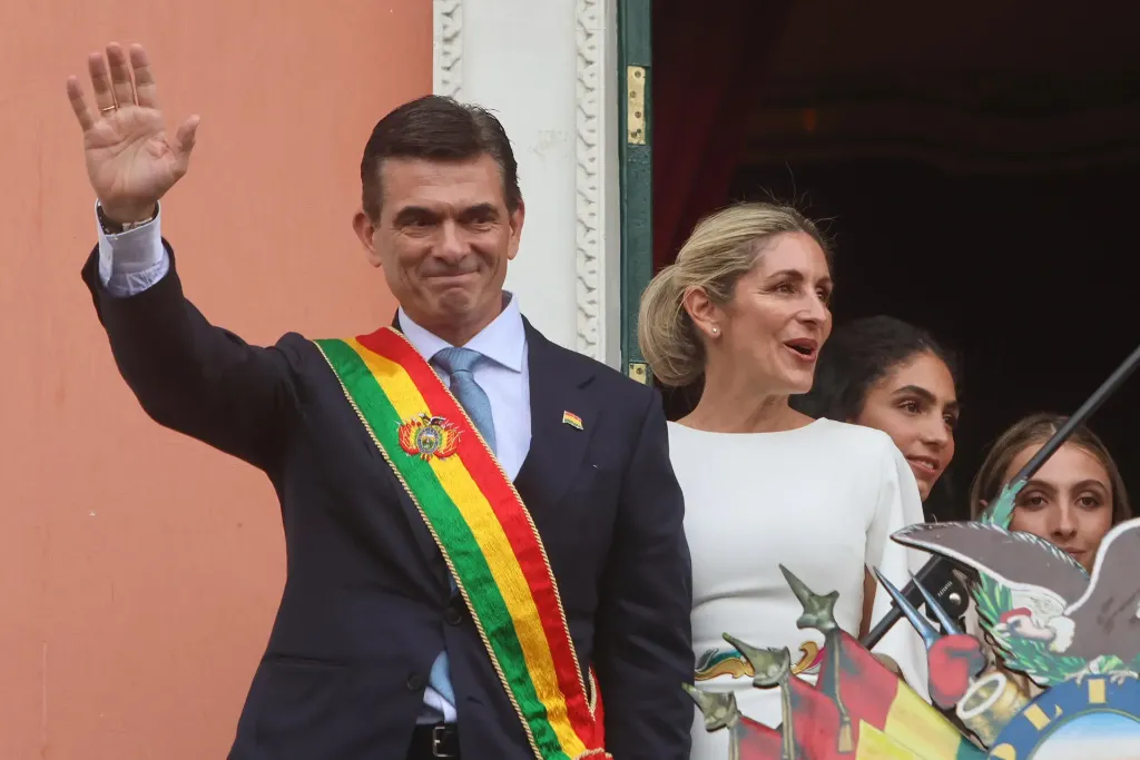 Presidente boliviano anuncia redução salarial em cerimônia em Sucre com ministros e bandeiras ao fundo