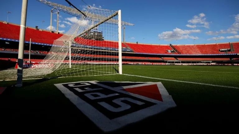 Jogadores de São Paulo e Botafogo aquecendo no Morumbi antes da partida