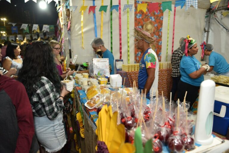 Da maçã do amor ao arroz carreteiro: Arraial de Santo Antônio começa nesta semana