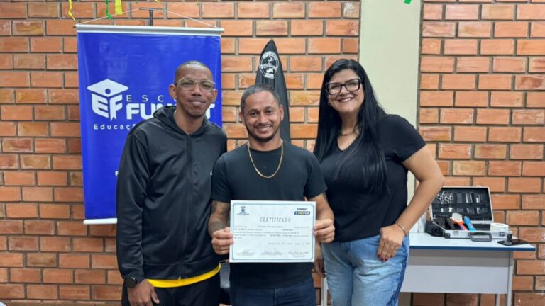 Polo Moreninhas forma primeira turma de barbeiro