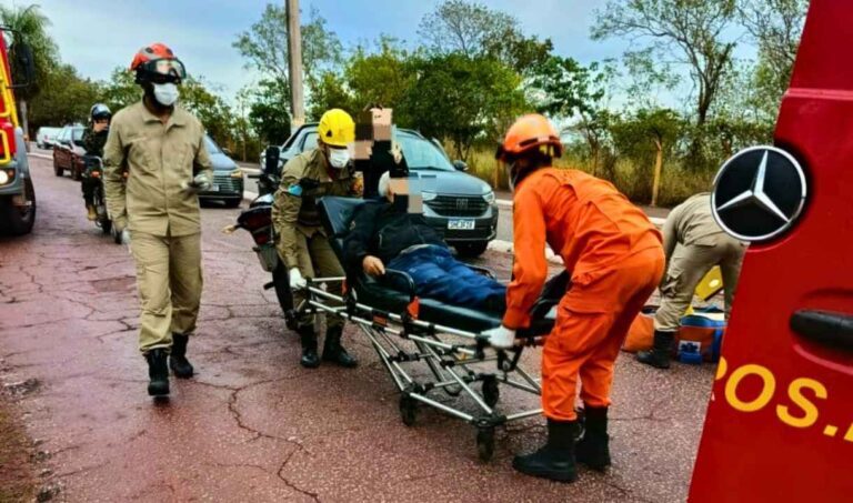Bombeiros socorrem duas vítimas após queda de moto na Avenida Rio Branco