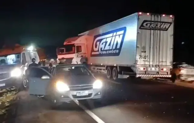 Cena do acidente na BR-163 em Jaraguari com ambulância, carreta e carro e equipes de resgate
