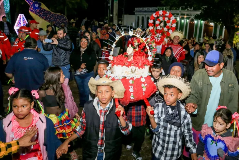 Banho de São João reúne devotos e celebra tradição centenária no Porto Geral