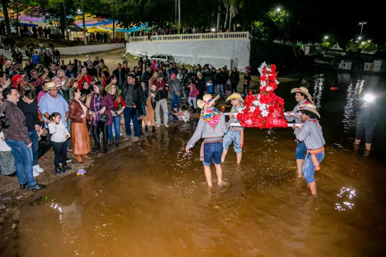 Banho de São João mobiliza festeiros e público em cortejo e programação cultural