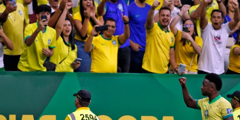 Jogadores da seleção brasileira em treino com Vinicius Júnior em destaque