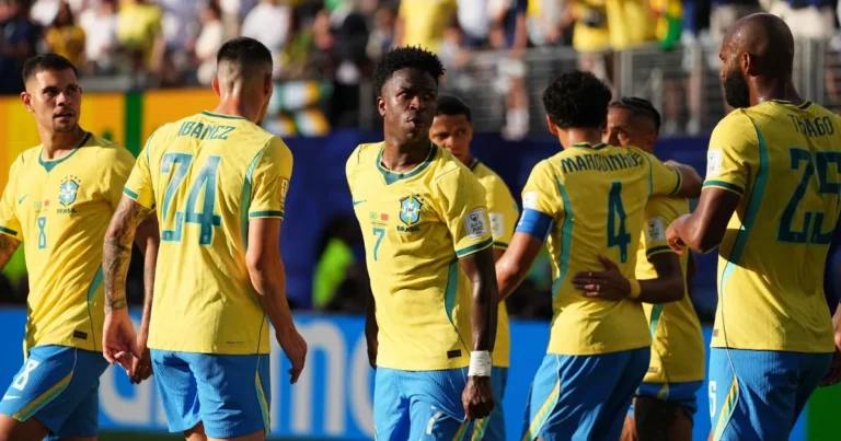 Jogadores da seleção brasileira em ação durante jogo de Copa do Mundo
