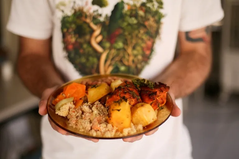 Distribuição de alimentos a famílias no Centro-Oeste com mapa e gráfico sobrepostos mostrando aumento da segurança alimentar.