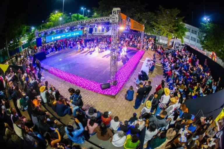 Banho de São João segue com concurso de quadrilhas e show de Alex e Yvan
