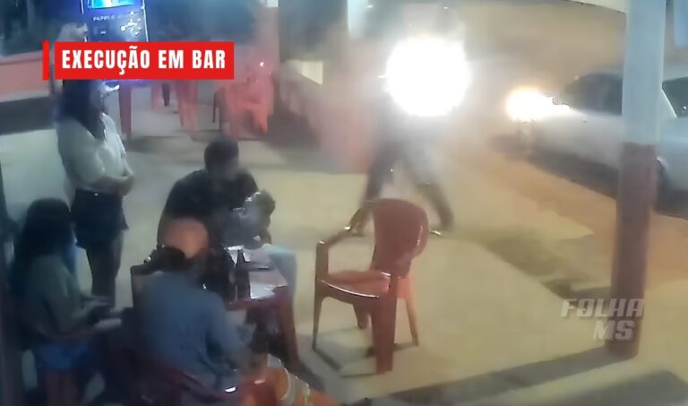Câmera registra execução de jovem com criança no colo em bar de Coxim