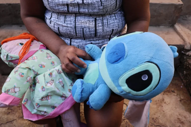 Filhos de mulher assassinada em fazenda de Corumbá recebem auxílio após feminicídio