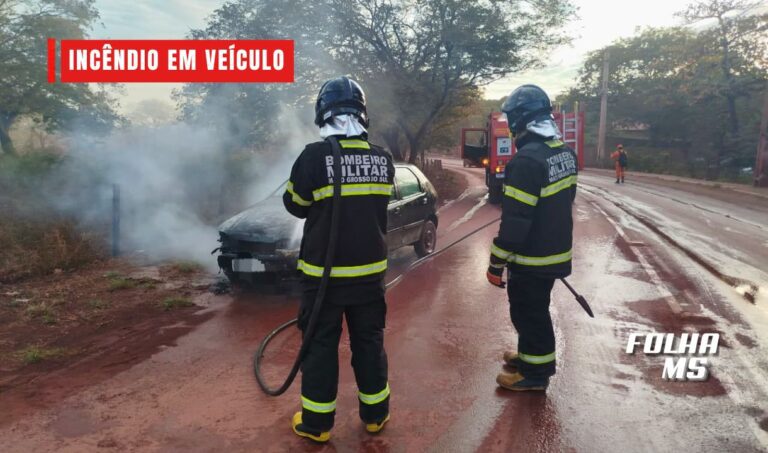 Incêndio destrói parte frontal de carro na entrada de Ladário