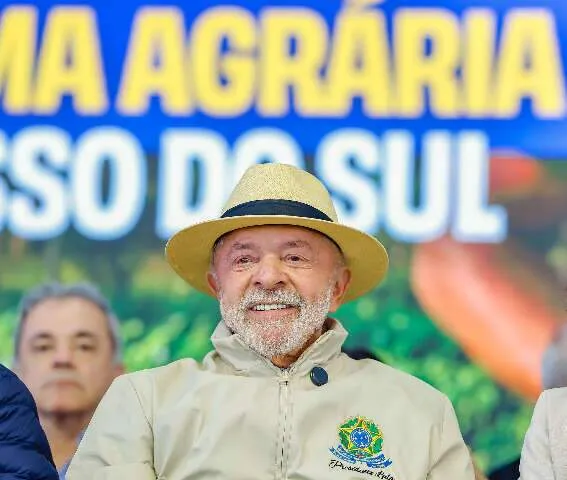 Presidente Lula entrega títulos a famílias no Assentamento Itamarati, Ponta Porã, com assentados e autoridades presentes