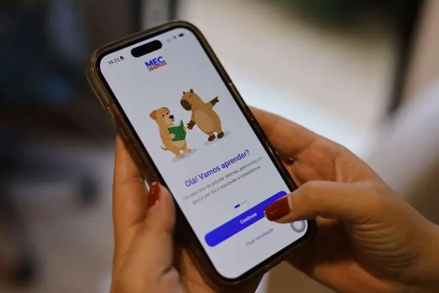 Interface do aplicativo MEC Idiomas em smartphone e computador mostrando aulas, teste de nivelamento, agente de IA e comunidades de aprendizagem