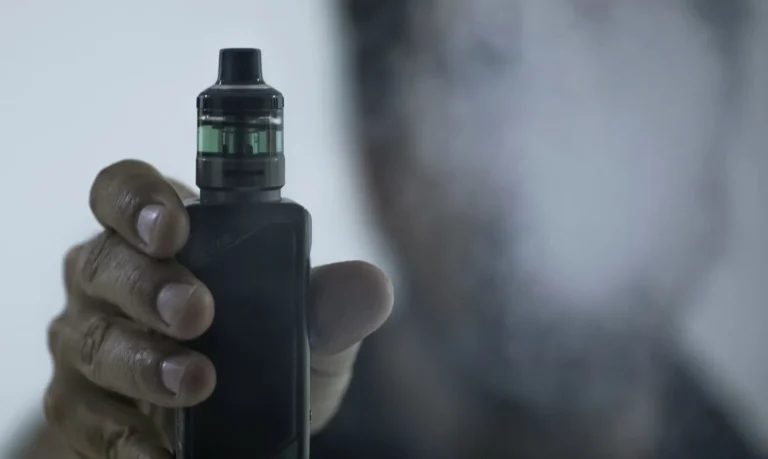Nova geração de vapes é desafio e amplia risco entre jovens