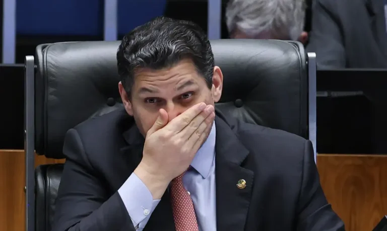 Alcolumbre mantém silêncio enquanto Senado decide sobre escala 6×1