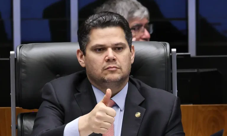 Alcolumbre diz que Senado deve aperfeiçoar PEC da 6×1 e votar após comissões