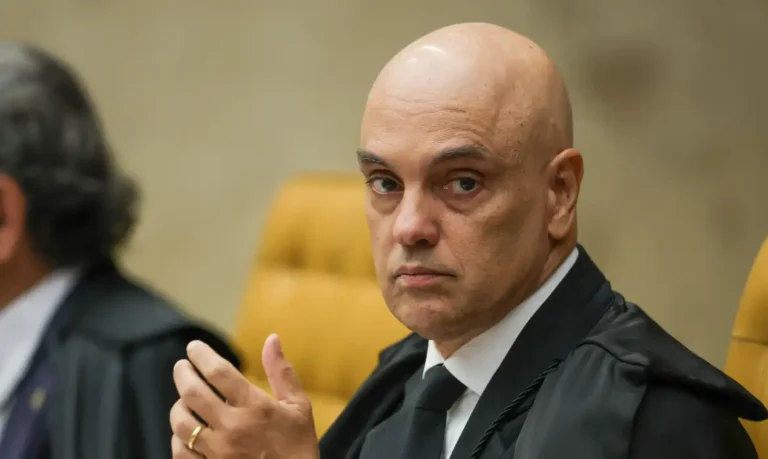 Fachin autoriza AGU a representar Moraes em processo nos Estados Unidos