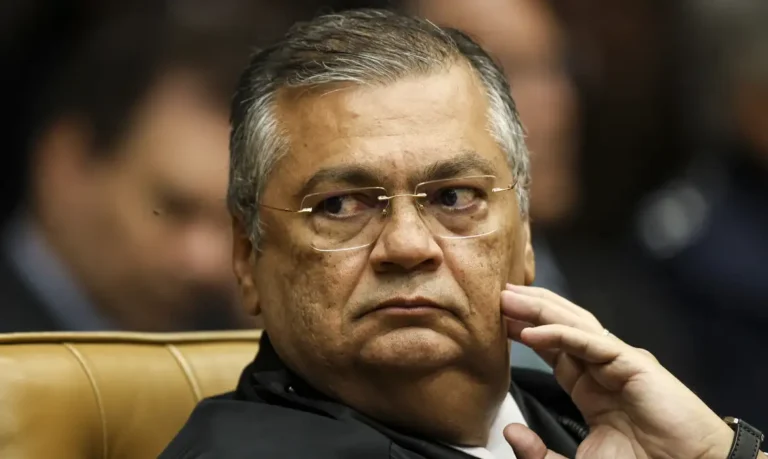 Dino confirma retirada de vídeos ofensivos publicados por vereador em Manaus