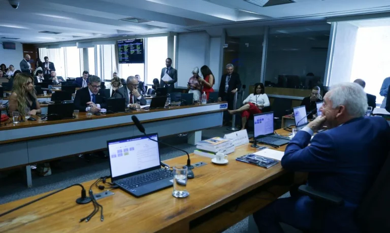 Senadores definem cronograma para tramitação da PEC do fim da escala 6×1