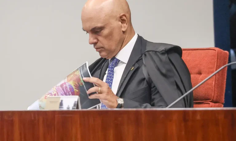 Moraes dá 24 horas para defesa explicar arma apreendida atribuída a Bolsonaro