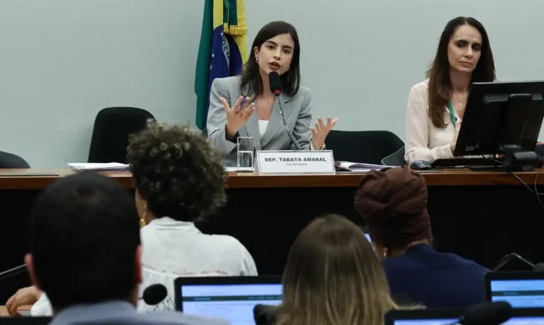 Projeto que criminaliza misoginia segue para plenário da Câmara