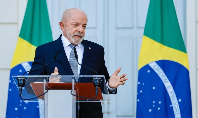 Lula pede respeito e diz que Trump não deve se meter nas eleições no Brasil