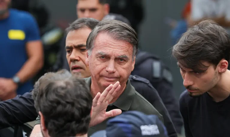 Delegado pede ao STF que Bolsonaro seja ouvido sobre arma apreendida