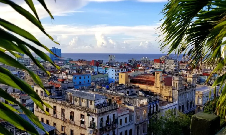 Reforma em Cuba é tentativa de burlar bloqueio e não transforma economia em capitalismo
