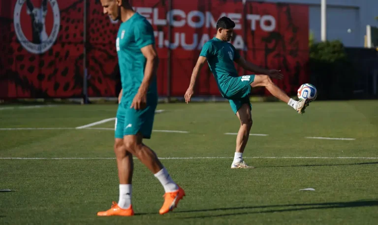 Seleção iraniana pede paz entre nações em carta deixada no vestiário
