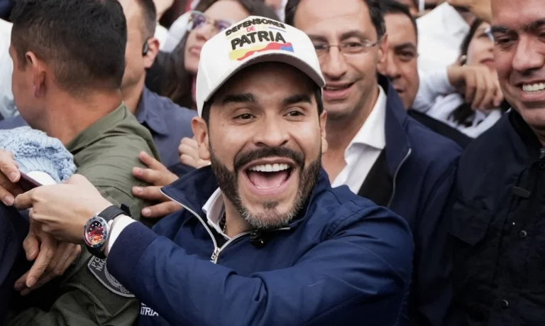 La Espriella é eleito presidente da Colômbia em vitória por margem estreita
