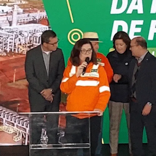 Petrobras retoma UFN3 em Três Lagoas e anuncia 8 mil empregos 2 Executivos da Petrobras e autoridades assinam contratos para retomada da obra da UFN3 em Três Lagoas com o canteiro de obras ao fundo