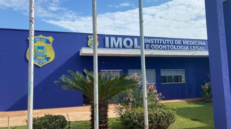 Agente da Polícia Científica orientando familiares em unidade de Medicina Legal