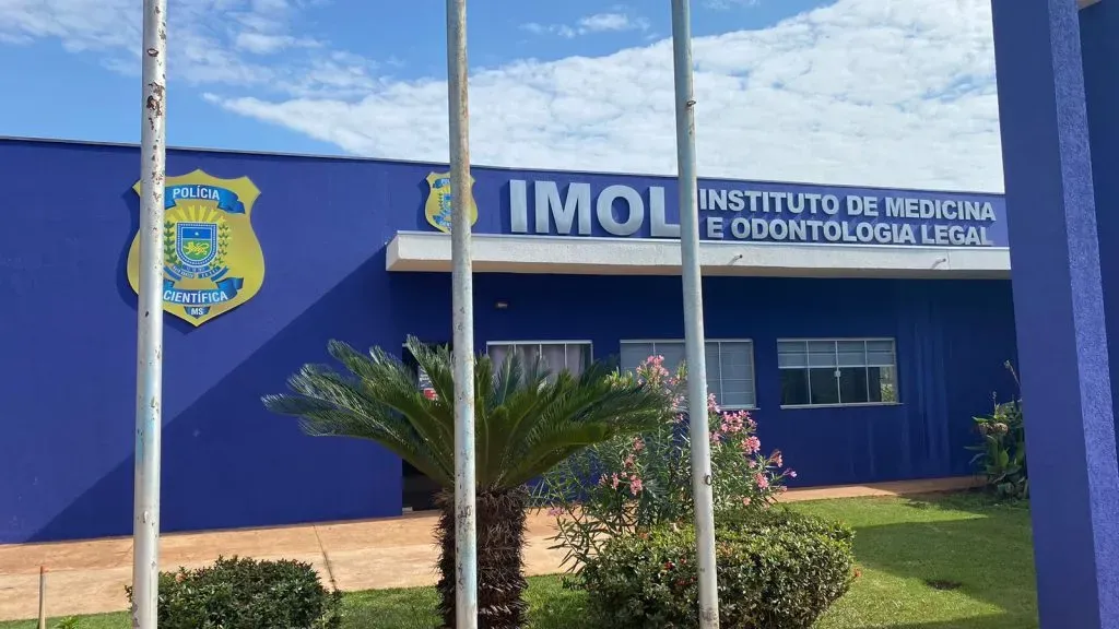Agente da Polícia Científica orientando familiares em unidade de Medicina Legal