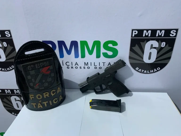 Policial da Força Tática recolhe pistola Taurus G2C encontrada em área de mata em Ladário