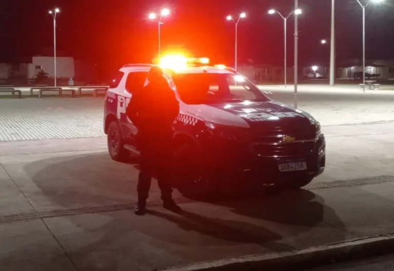 Policiais militares durante abordagem noturna em Corumbá