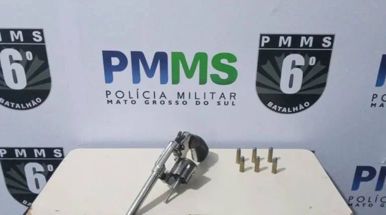 Policiais militares conduzindo homem algemado após ameaças em reunião familiar em Corumbá