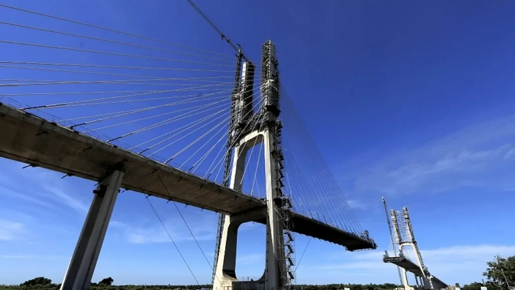 Vista aérea da Ponte da Bioceânica com extremidades a cerca de 20 metros e obras em andamento