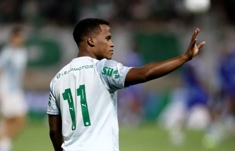 Jogadores estrangeiros treinando em estádio brasileiro com bandeiras de países convocados ao fundo