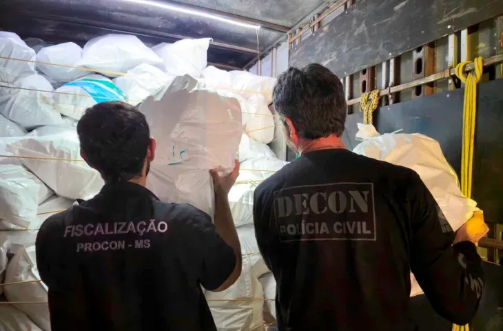 Fiscais do Procon e Decon apreendendo mais de 4,3 mil pares de tênis falsificados em loja de Campo Grande