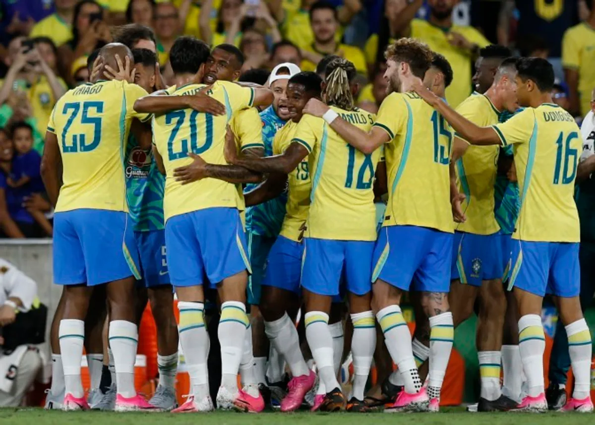 Jogadores da seleção brasileira em treino no campo antes da partida