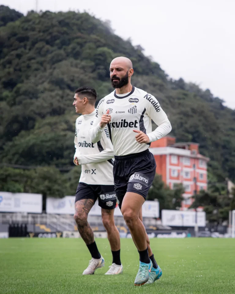 Jogador do Santos em exercício de recuperação no CT Rei Pelé acompanhado por equipe médica