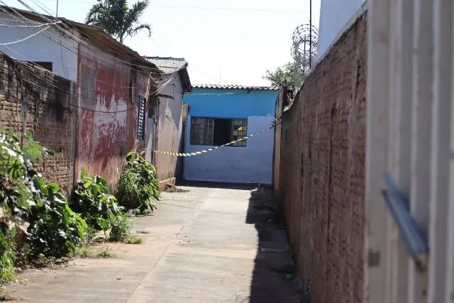 Local do crime isolado pela polícia na Vila Taquarussu, Campo Grande, com fita de isolamento e viaturas