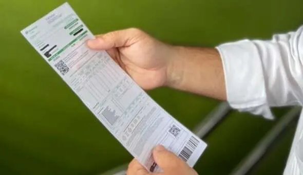 Família conferindo conta de energia e documento do CadÚnico em casa
