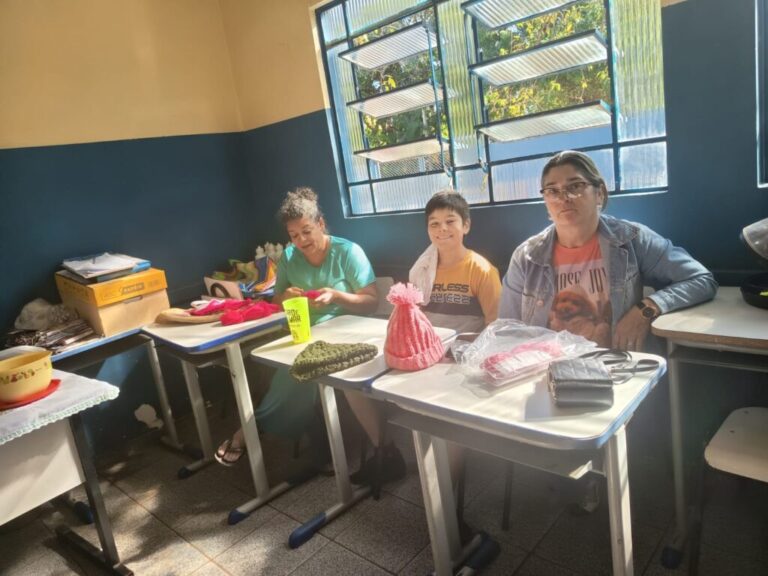Semu forma 30 mulheres em curso de crochê